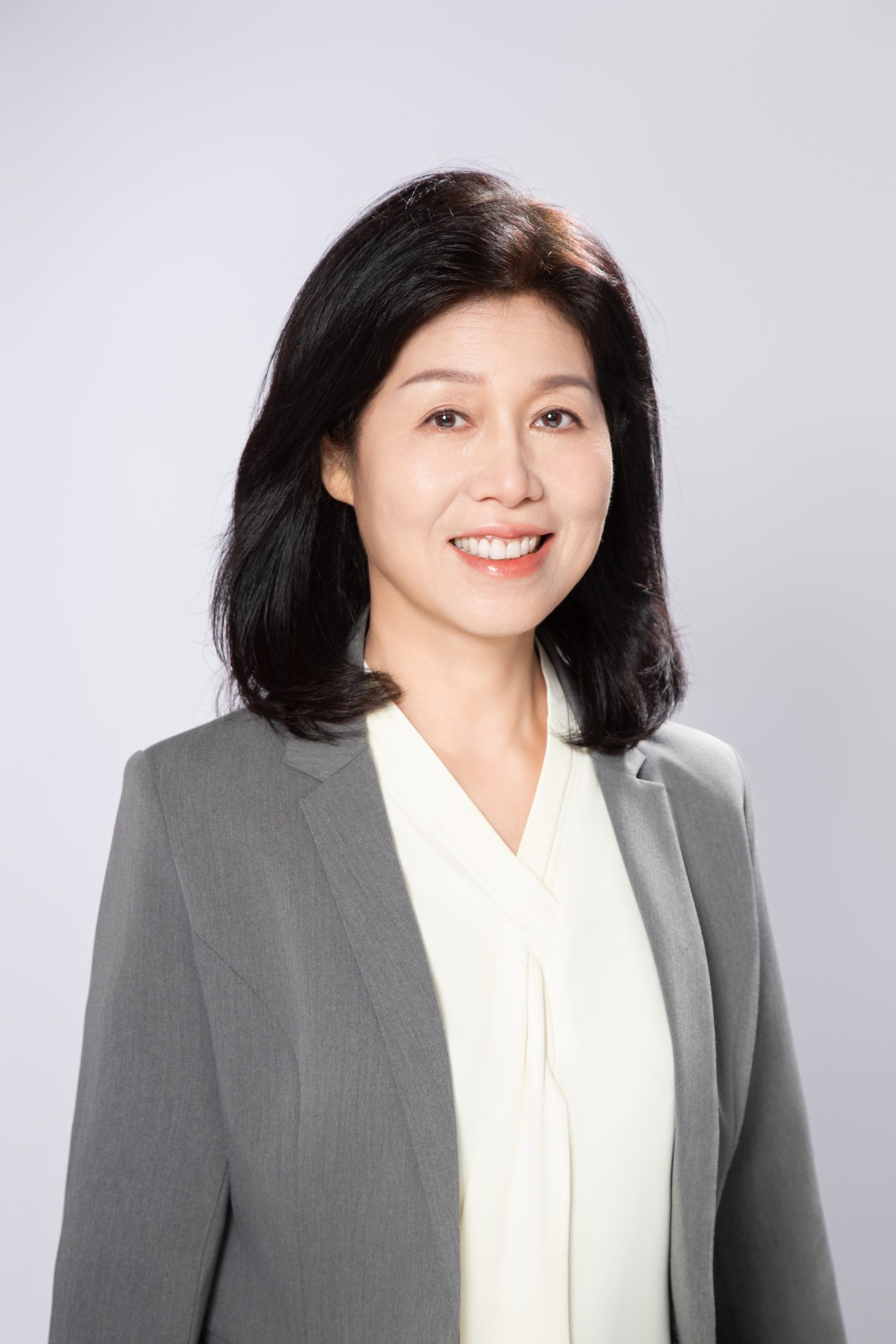 周老师形象照 1 scaled.jpg